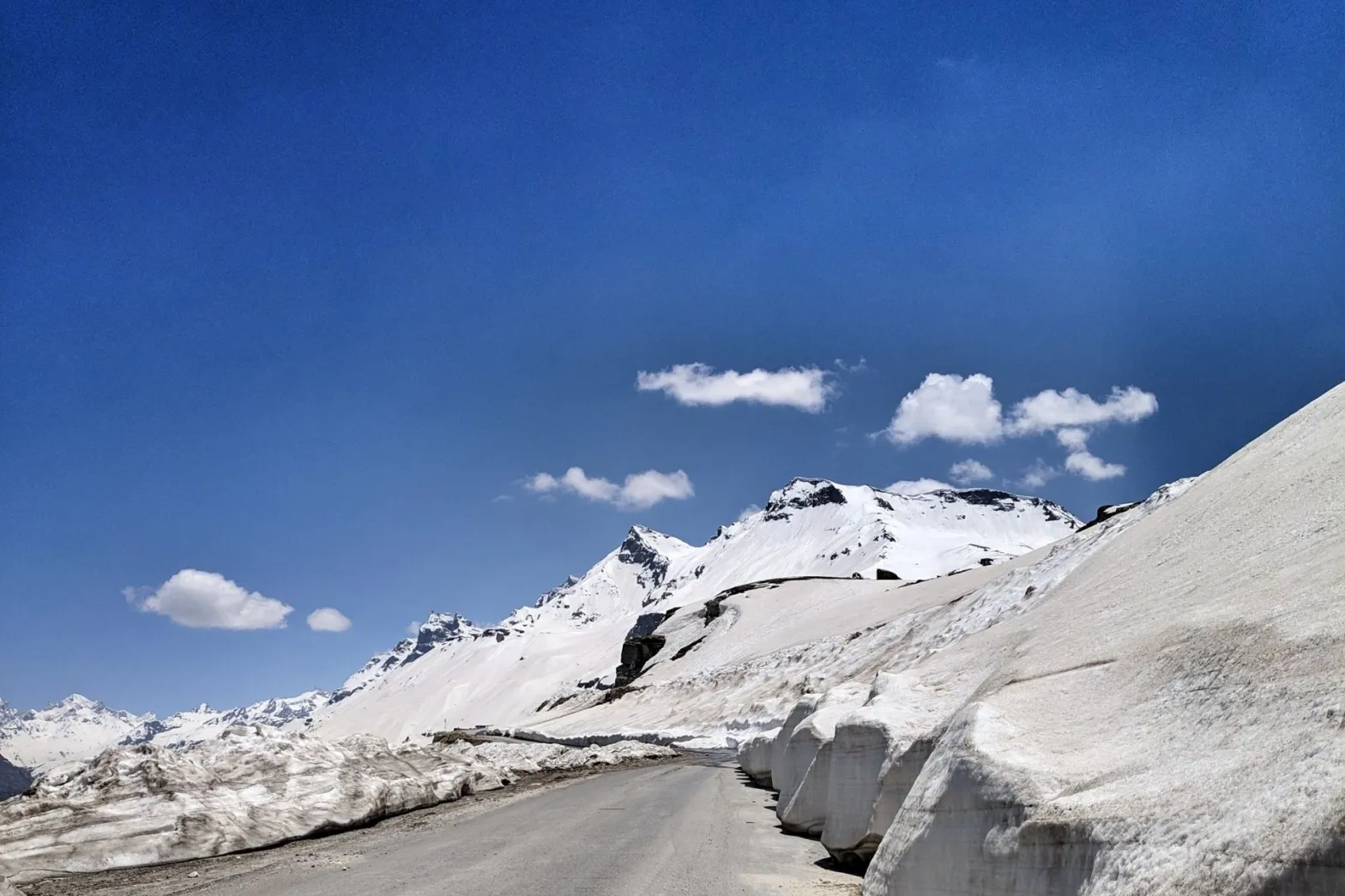 Manali Couple Tour Package by Volvo